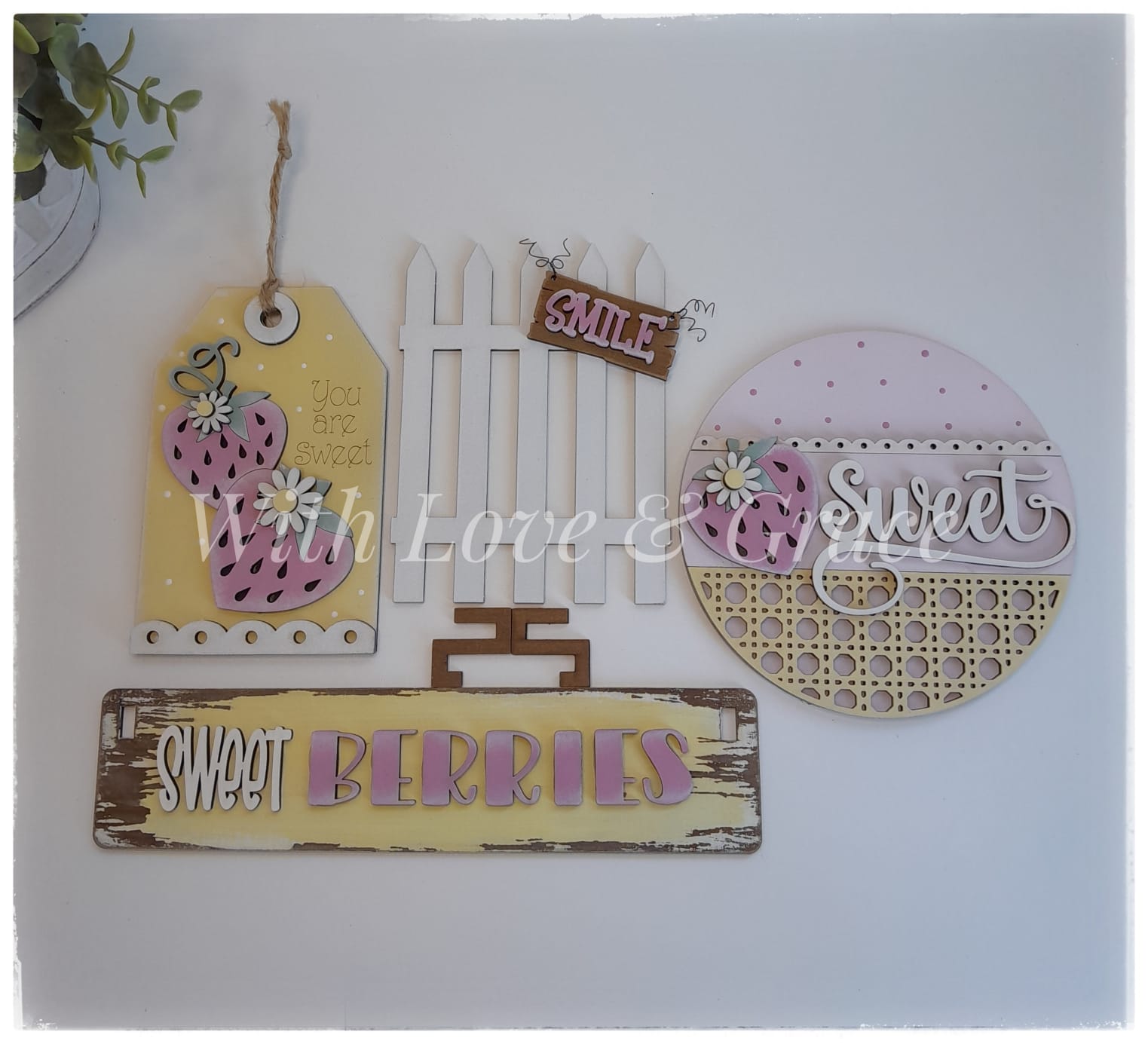 Strawberry Décor Set for Interchangeable Farmhouse Wagon