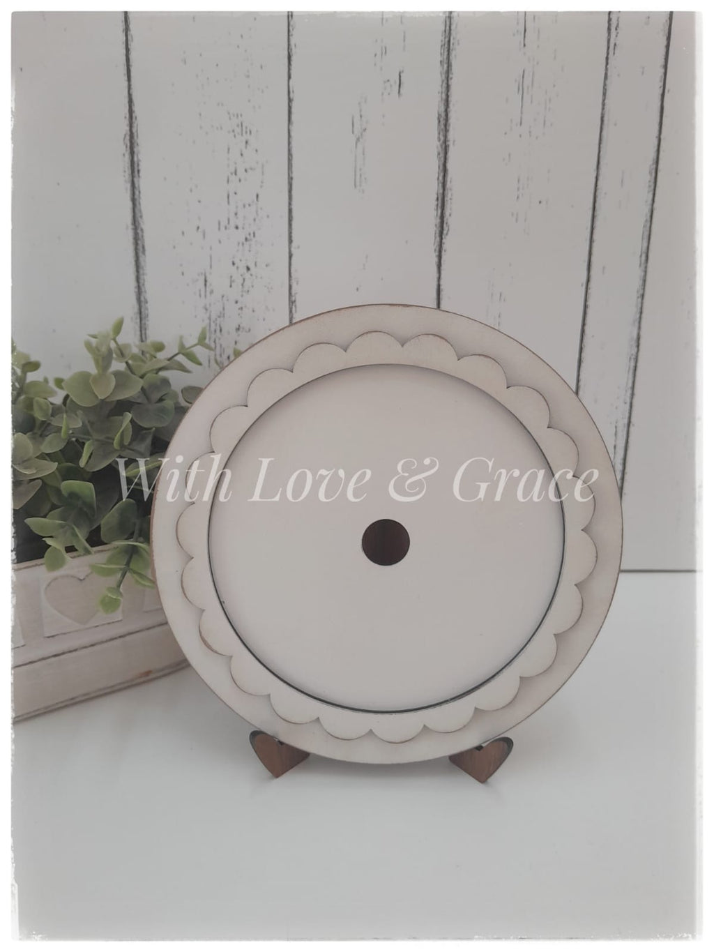 Round Scalloped Frame with Easel Stand (12.5cm insert) White