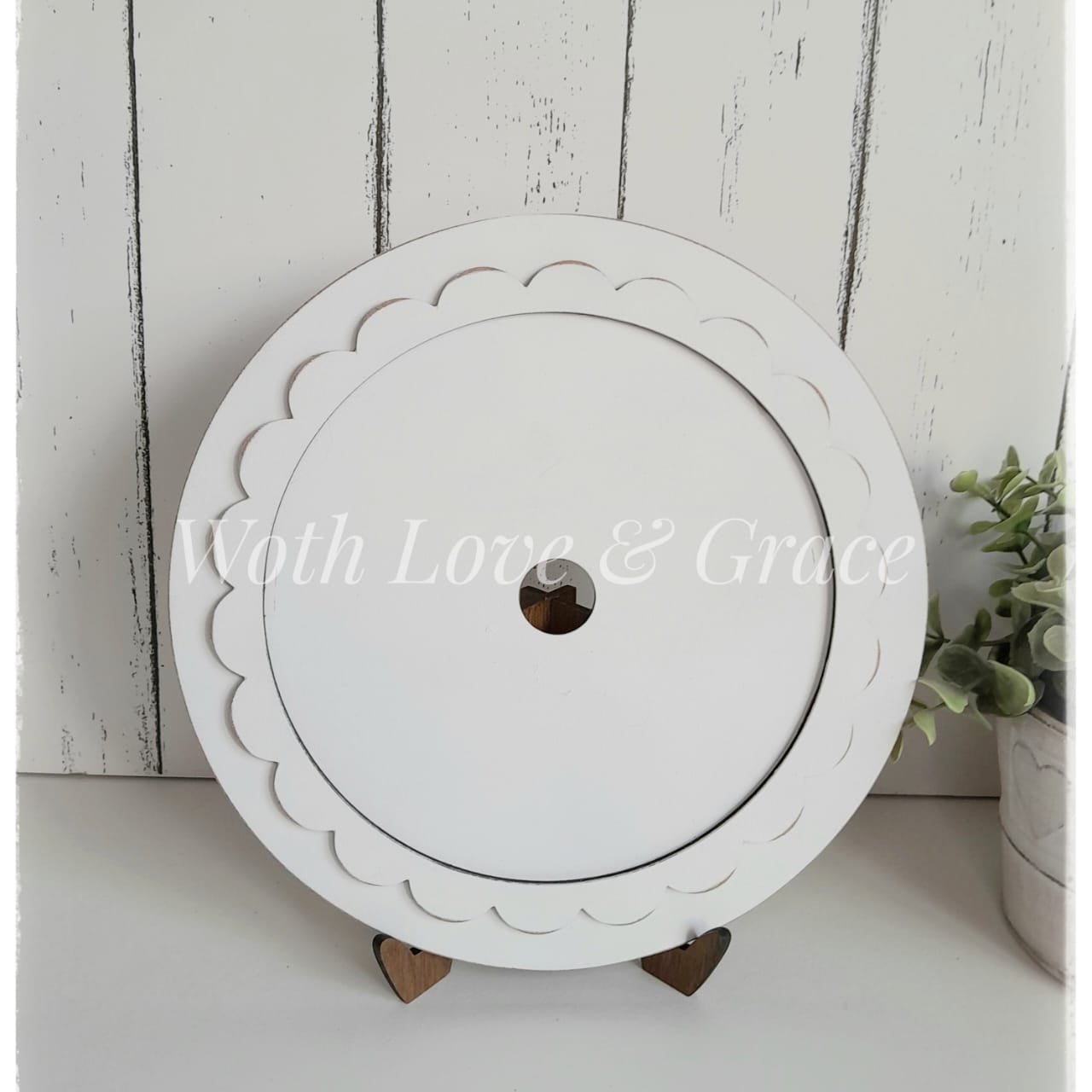 Round Scalloped Frame with Easel Stand (15cm insert)