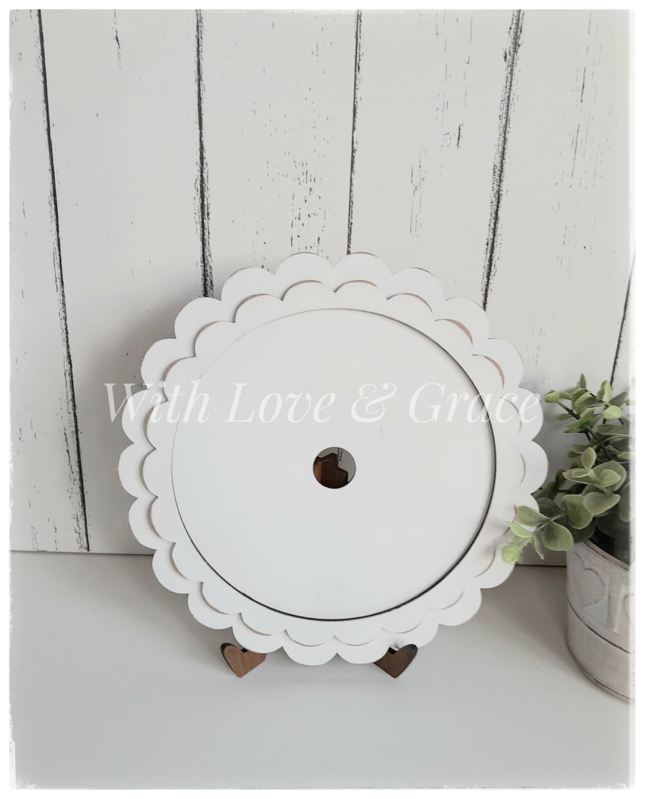 Round Scalloped Frame with Easel Stand (15cm insert)
